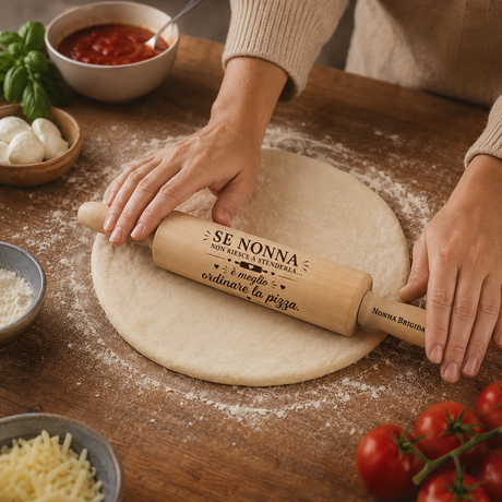 Mattarello di legno personalizzato con scritta "Se nonna non riesce a stenderla"
