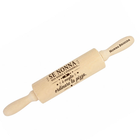 Mattarello di legno personalizzato con scritta "Se nonna non riesce a stenderla"