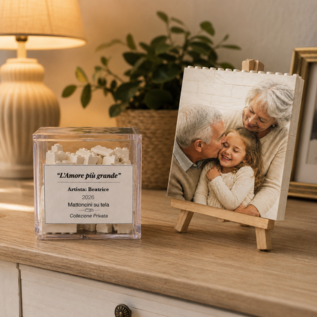 Quadro in mattoncini bianchi con foto di famiglia su cavalletto, box trasparente accanto