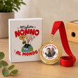Medaglia rotonda dorata con nastro rosso e scatola regalo bianca