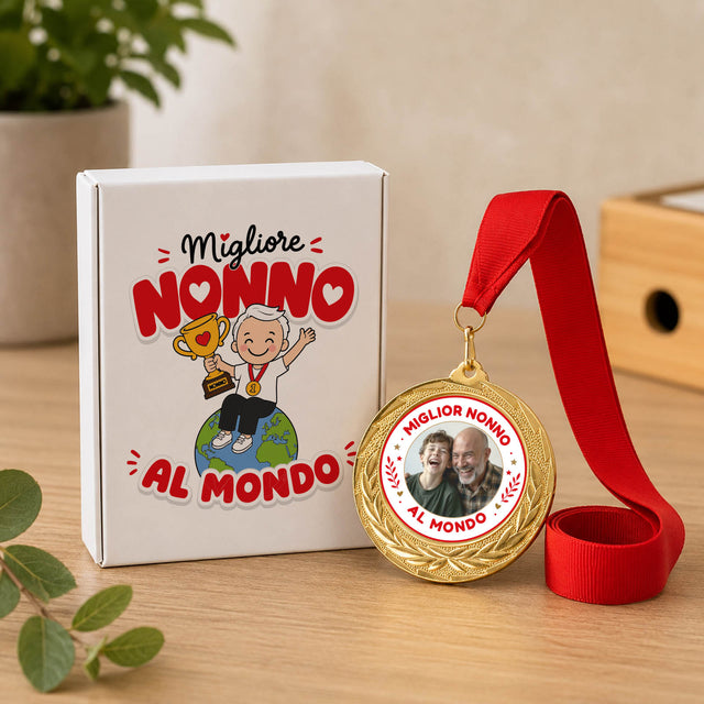 Medaglia rotonda dorata con nastro rosso e scatola regalo bianca