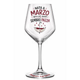Calice da vino in vetro con scritta NATA A MARZO, SEMBRO PAZZO e base Auguri Carlota