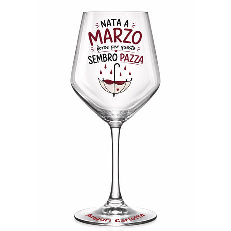 Calice da vino in vetro con scritta NATA A MARZO, SEMBRO PAZZO e base Auguri Carlota