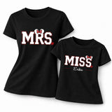 Set di due t-shirt nere mamma e figlia con scritta MRS e MISS