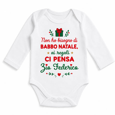Body bianco a maniche lunghe con scritta “Ci pensa Zio Federico” e dettagli natalizi