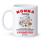 Tazza bianca con stampa 'NONNA Anna' e illustrazione di nonnina con tazza e cuori