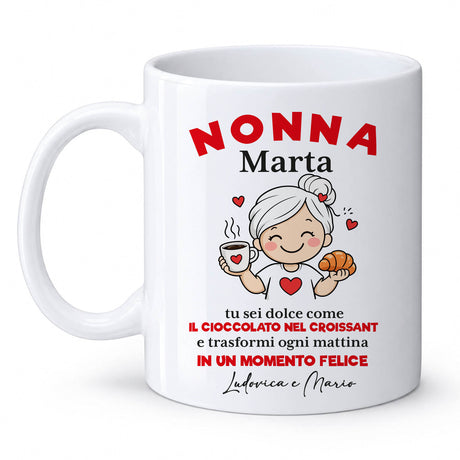 Tazza bianca con stampa 'NONNA Marta' e illustrazione di nonnina con croissant