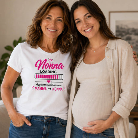 T-shirt bianca con stampa “Nonna Loading...” e frecce mamma→nonna