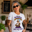 Maglietta bianca con stampa «Sono una nonna tatuata» e «Ma più figa», nomi sul braccio