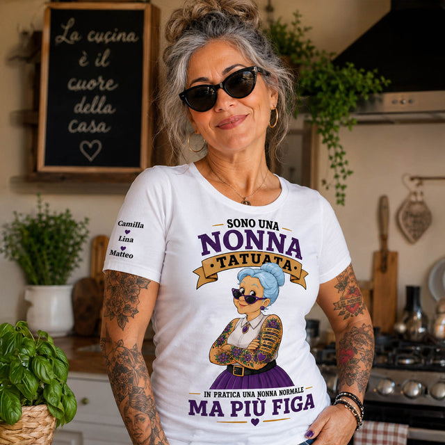 Maglietta bianca con stampa «Sono una nonna tatuata» e «Ma più figa», nomi sul braccio