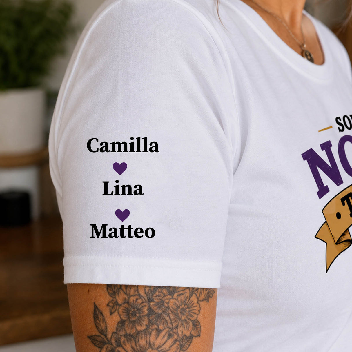 Maglietta bianca con nomi «Camilla», «Lina», «Matteo» sul braccio, stampa nonna