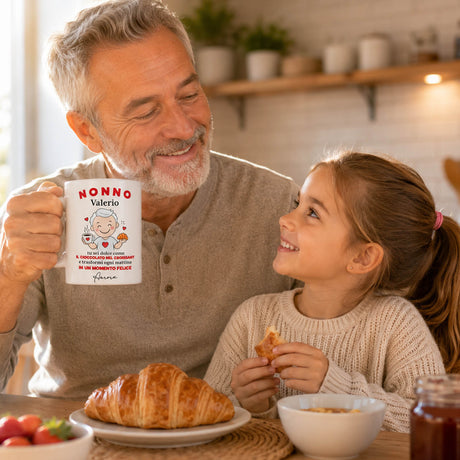 Tazza bianca con stampa «NONNO Valerio» in mano, con famiglia a colazione