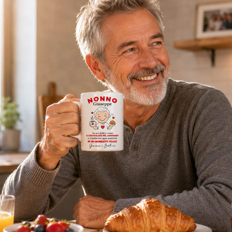 Tazza bianca con stampa «NONNO Giuseppe» tenuta da un uomo a colazione