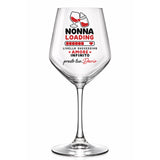 Calice da vino con scritta NONNA LOADING, cuore rosso e testo Amore infinito.
