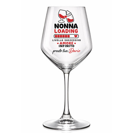 Calice da vino con scritta NONNA LOADING, cuore rosso e testo Amore infinito.