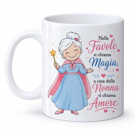 Tazza bianca con illustrazione di fata e scritta «Nelle Favole si chiama Magia»