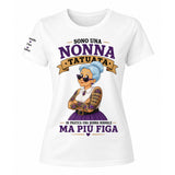 Maglietta bianca con stampa nonna tatuata, scritta «Sono una nonna tatuata»