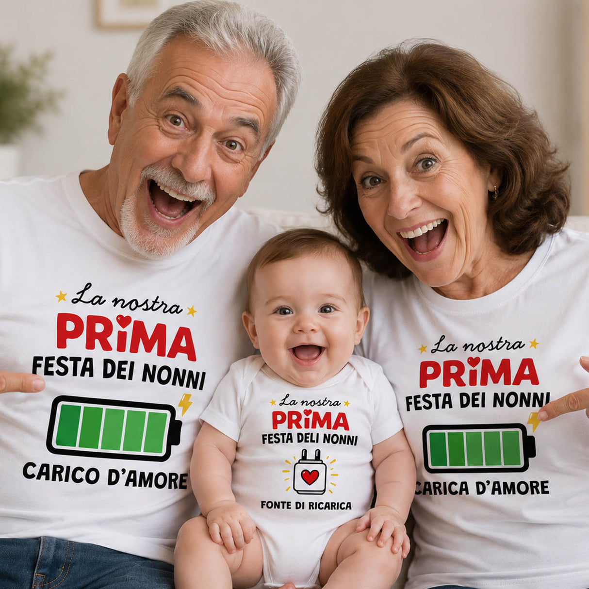 T-shirt bianche e body bianco “Prima Festa dei Nonni” indossati da nonni e neonato