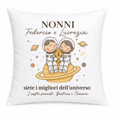 Cuscino bianco personalizzato con astronauti, scritta “NONNI Federico e Lucrezia”