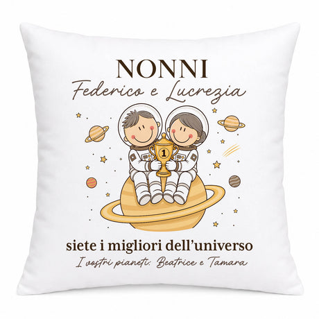 Cuscino bianco personalizzato con astronauti, scritta “NONNI Federico e Lucrezia”