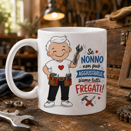 Tazza bianca con stampa del nonno e scritta, appoggiata su banco da lavoro.