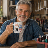 Tazza bianca con stampa del nonno e attrezzi, tenuta da un uomo in officina.