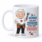 Tazza bianca in ceramica con grafica di nonno che aggiusta, manico laterale.