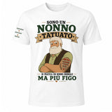 Maglietta bianca con stampa “Nonno tatuato” e scritta “Ma più figo”