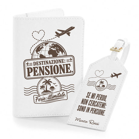 Set portapassaporto bianco e targhetta con aereo, cuore e scritta “PENSIONE”.