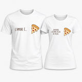 Set di 2 t-shirt bianche con stampa pizza e scritte “L’amore è…” e “Dividere”