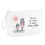 Pochette bianca con zip e laccetto, illustrazione mamma e figlio/a con sole rosa e stelle
