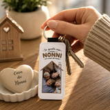 Portachiavi bianco con foto e scritta "NONNI", anello tenuto in mano con chiavi