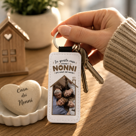 Portachiavi bianco con foto e scritta "NONNI", anello tenuto in mano con chiavi