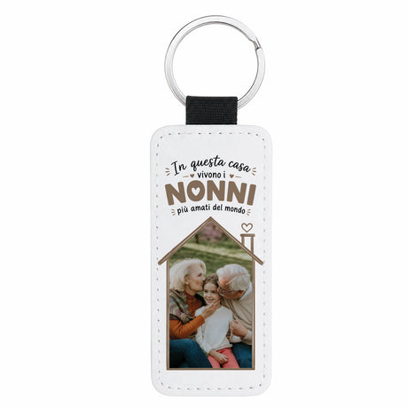 Portachiavi in pelle bianca con foto e scritta "In questa casa vivono i nonni"