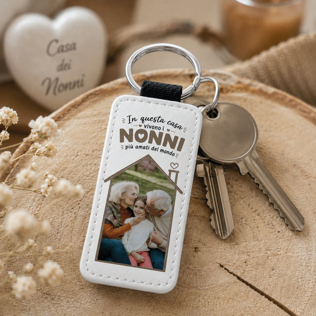 Portachiavi rettangolare in pelle bianca con foto, scritta "NONNI" e anello chiavi