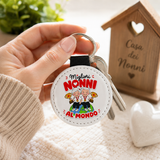 Portachiavi rotondo “Migliori Nonni al mondo” con cinturino nero, tenuto in mano