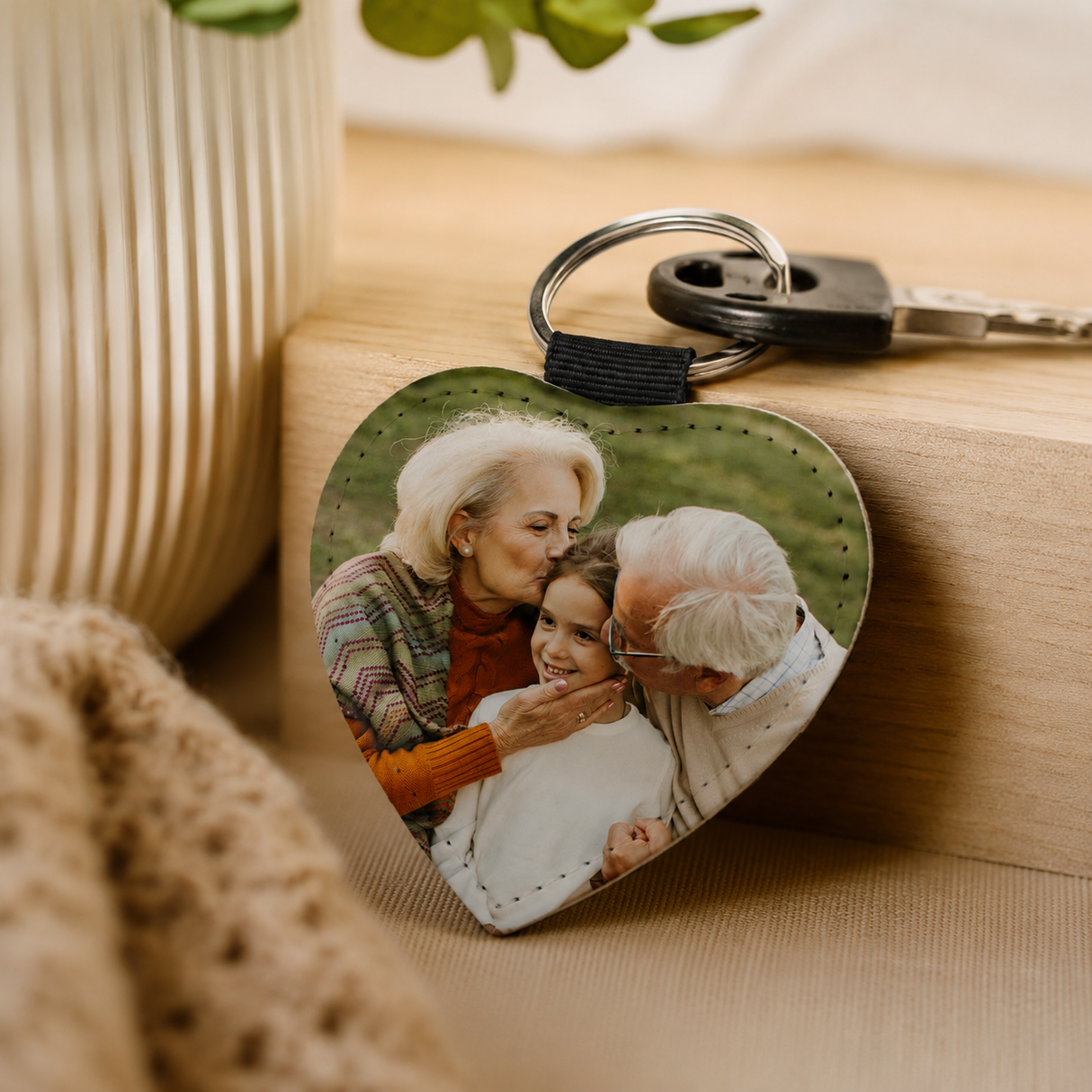 Portachiavi a cuore in ecopelle verde con foto, anello metallico e passante nero