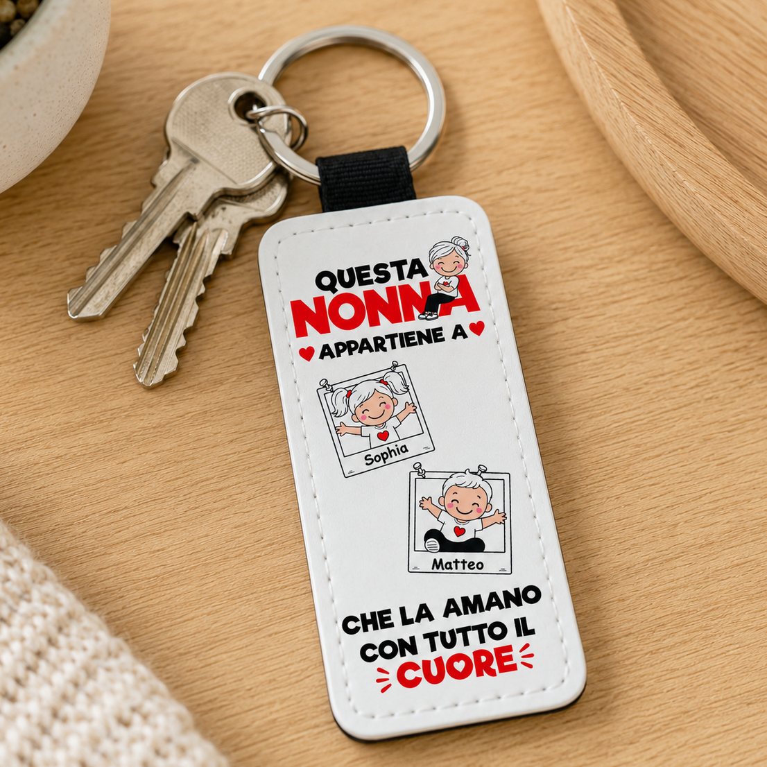 Portachiavi bianco con anello e cordino nero, "Questa Nonna" con nomi Sophia e Matteo