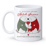 Tazza bianca con manico e grafica “Il Nostro Primo Natale Insieme”, orsi e cuore 2026
