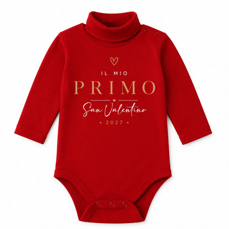 Body neonato rosso con colletto alto e scritta «Il Mio Primo San Valentino 2027»