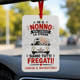 Profumatore auto appeso con cordino rosso e scritta «Nonno non conosce la strada»