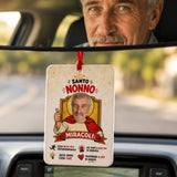 Profumatore per auto con immagine "Santo Nonno" e stringa rossa, appeso sul cruscotto