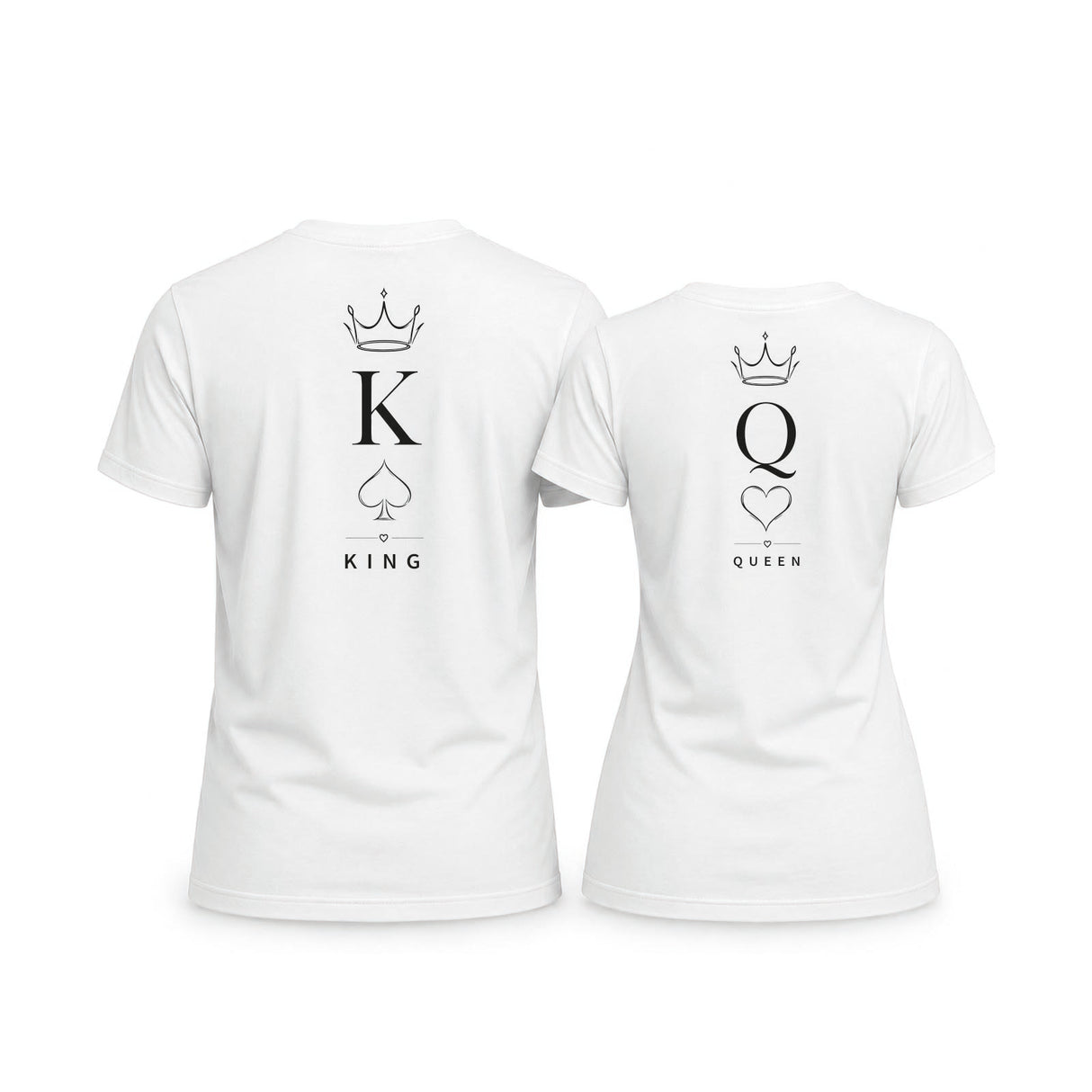 Coppia di t-shirt bianche con stampa K King e Q Queen, viste posteriori con cuori e corone