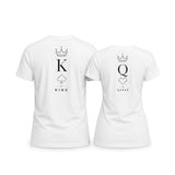 Coppia di t-shirt bianche con stampa K King e Q Queen, viste posteriori con cuori e corone
