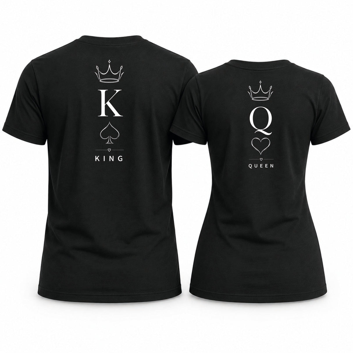 Coppia di t-shirt nere con stampa K King e Q Queen, viste posteriori con cuori e corone