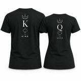 Coppia di t-shirt nere con stampa K King e Q Queen, viste posteriori con cuori e corone