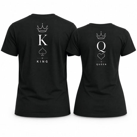 Coppia di t-shirt nere con stampa K King e Q Queen, viste posteriori con cuori e corone