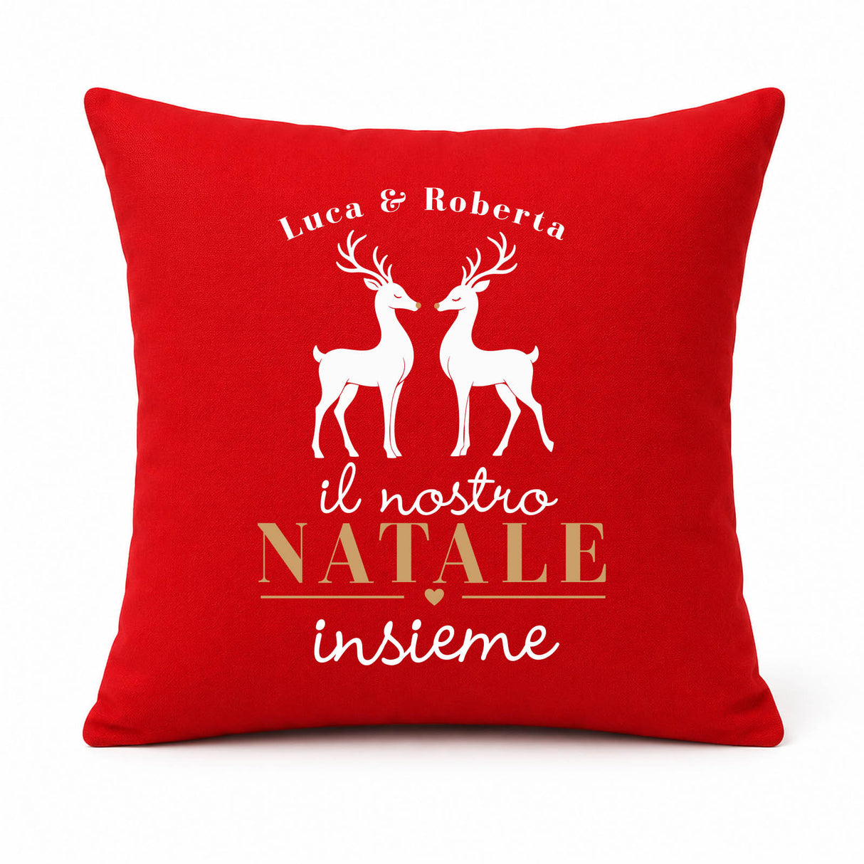 Cuscino quadrato rosso con Luca & Roberta, renne bianche e testo “il nostro NATALE insieme”