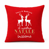 Cuscino quadrato rosso con Luca & Roberta, renne bianche e testo “il nostro NATALE insieme”