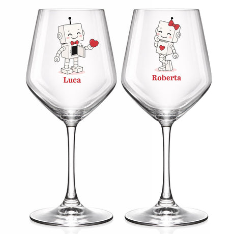 Coppia di calici da vino con robot e scritta Luca e Roberta rosso, su sfondo chiaro